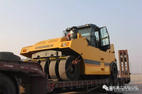 国机重工全球第二大吨位GYR351全液压轮胎压路机出口非洲