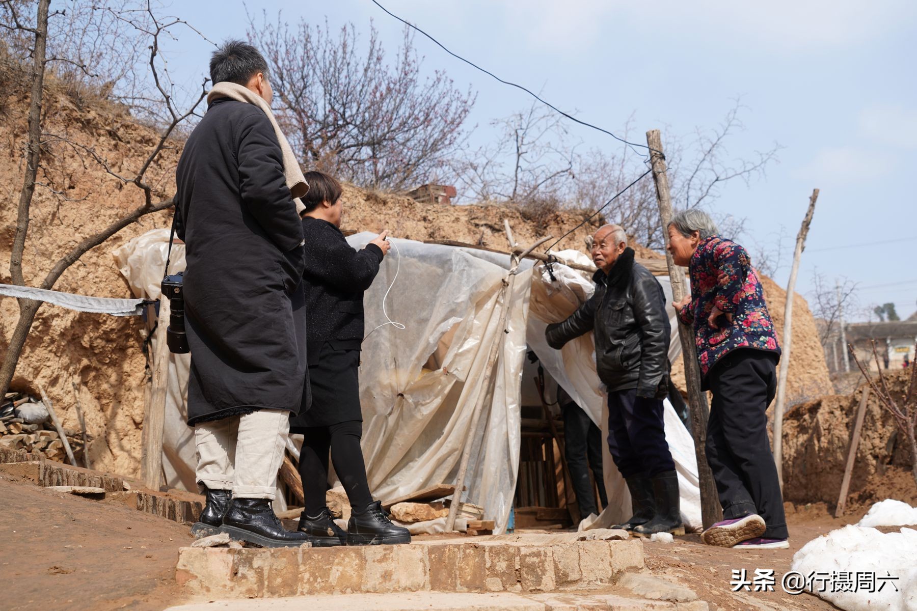 农村8旬大爷养猪,80岁大爷养600斤大野猪当坐骑