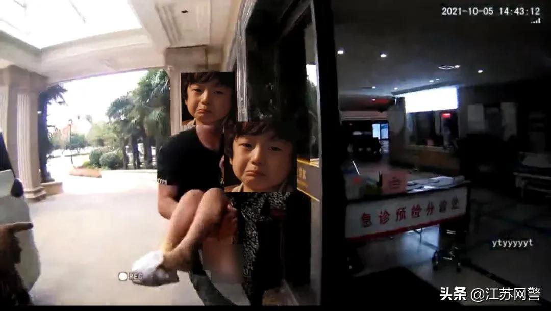 女童手指被砸断民警及时送医,孩子被砸脚趾视频