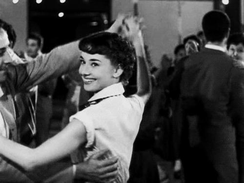 丝巾有哪些时髦又高级的搭配,简单丝巾穿出高级感