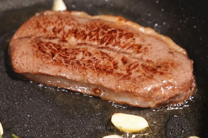 煎牛排爆油怎么办,煎牛排放黑胡椒容易糊吗