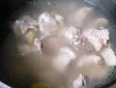 炖排骨汤什么时候放油,炖排骨汤先放盐了怎么办