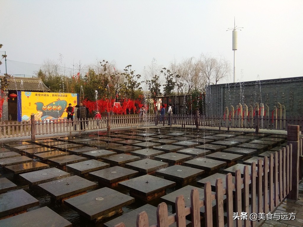 渭河岸边的民俗村，拆拆建建4年了，至今依然人气挺高