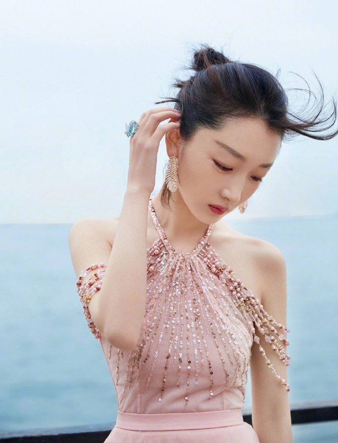 周冬雨深v礼服对比,周冬雨超完美身材