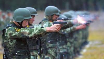 15米距离：周润发用手枪，邓飞虎用弹弓，哪个打得准？