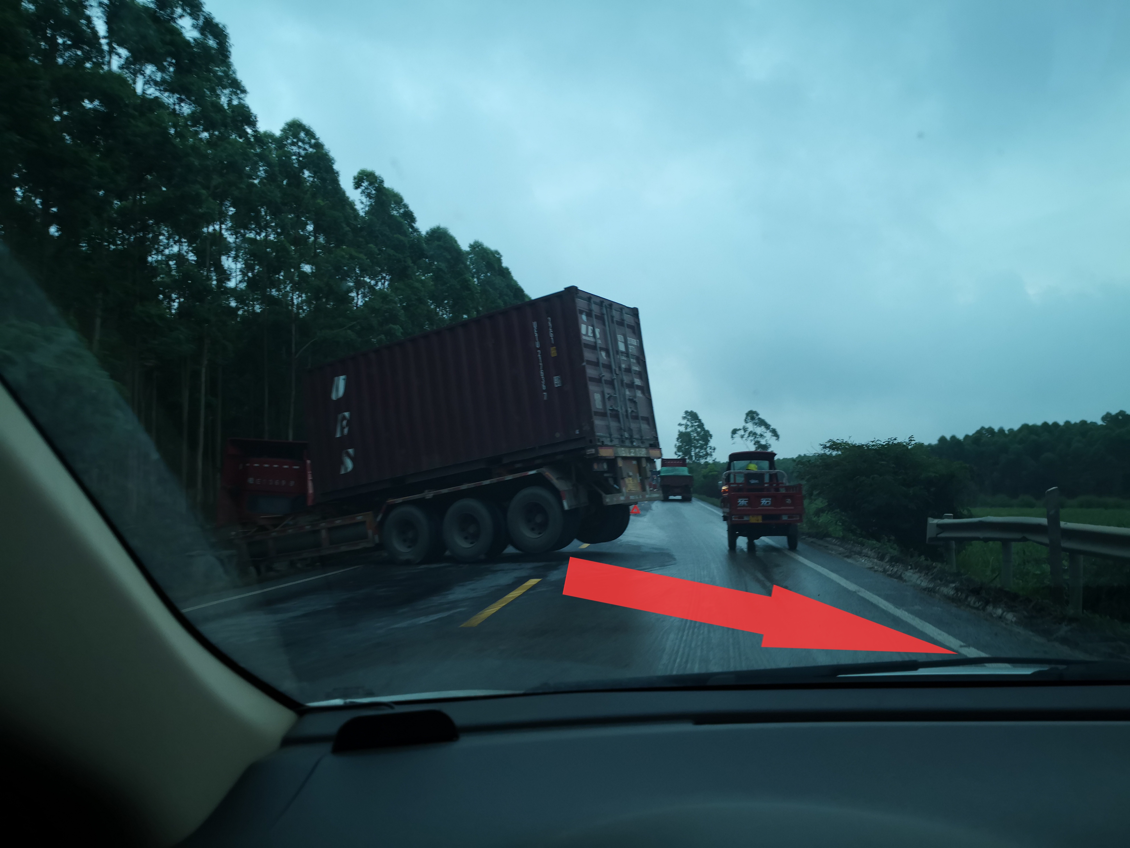 新手怎么避免剐蹭,新手倒车如何避免左右前角剐蹭