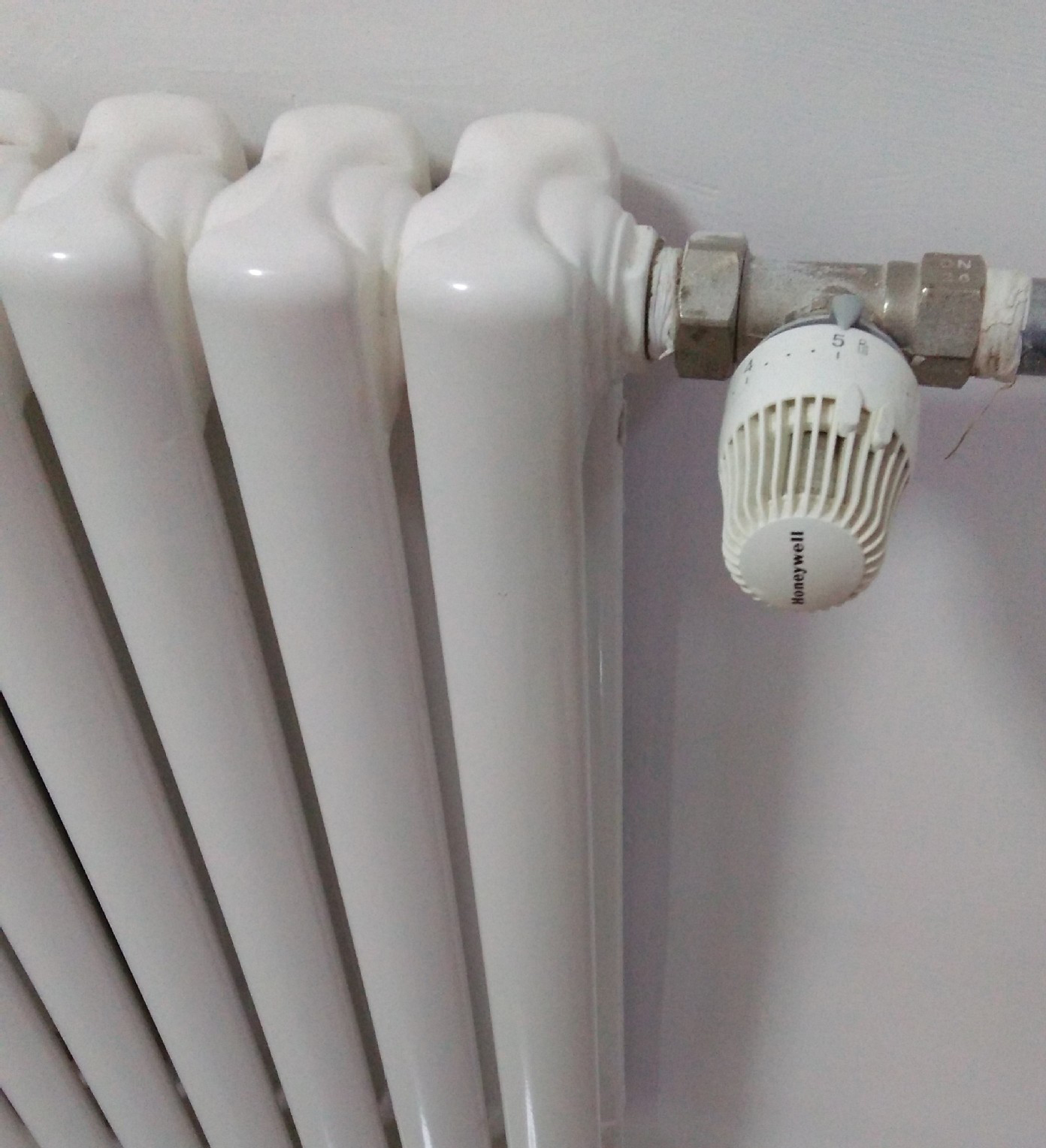 壁挂炉烧暖气片费气,燃气壁挂炉暖气片费水吗