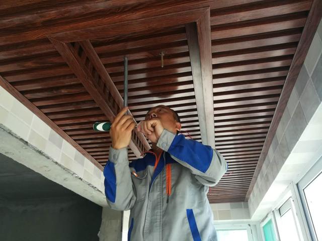 阳台晾衣架安装方法,晾衣架顶座横着安装还是竖着安装