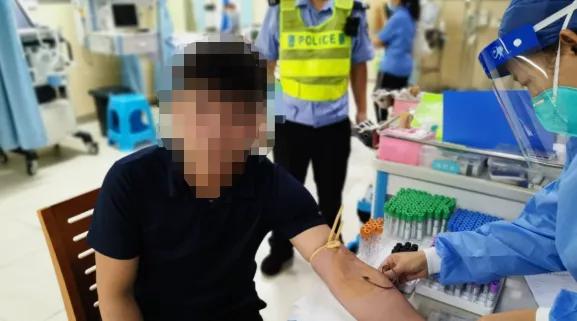 黑车司机下车白车撞黑车后续,黑车变道撞宾利白车后续