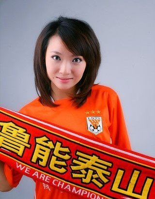 那些靠足球走红的球迷去哪了?有的拍电影有的开公司当老板