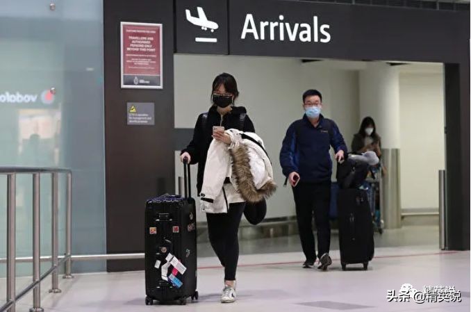 留学生被骂“千里投毒”：海外学子要不要回国？张文宏医生建议…