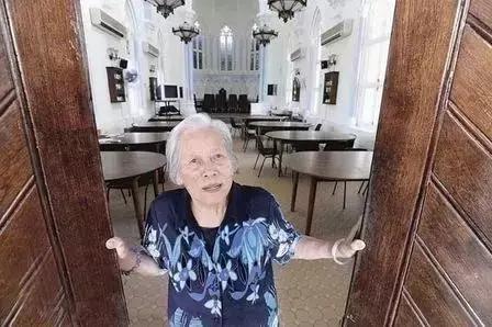 外卖小哥单腿送外卖原视频,单腿外卖小哥送餐视频