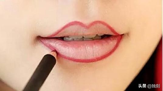 怎么用唇线笔化薄唇妆,唇线笔可以拯救不完美的唇型