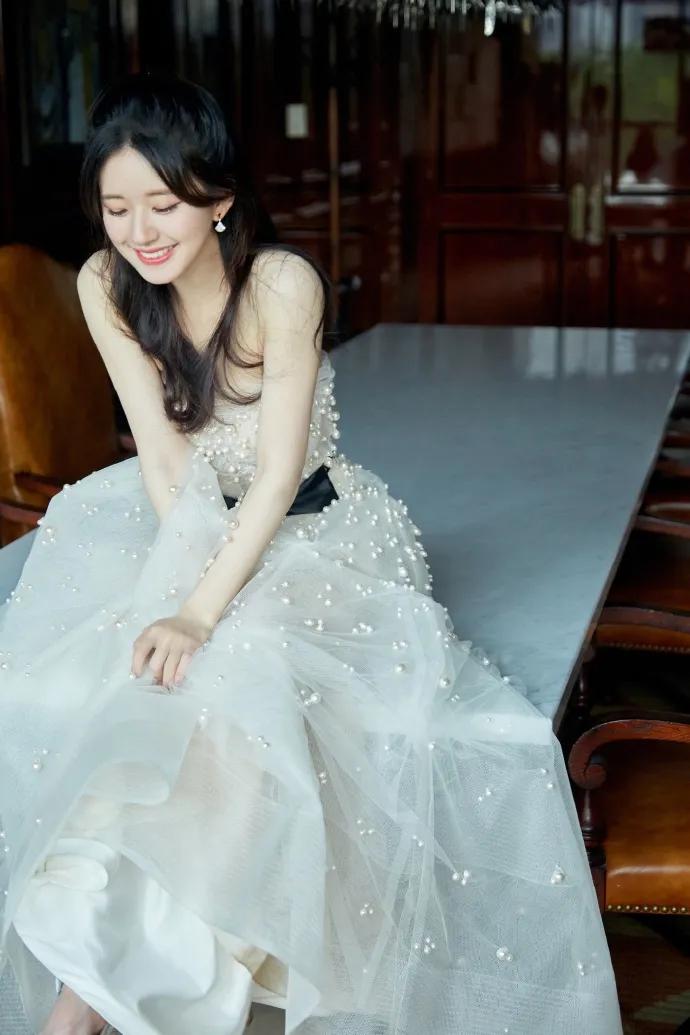 今夏最值得入手的4双网红凉鞋,圆头高跟凉鞋今夏最洋气