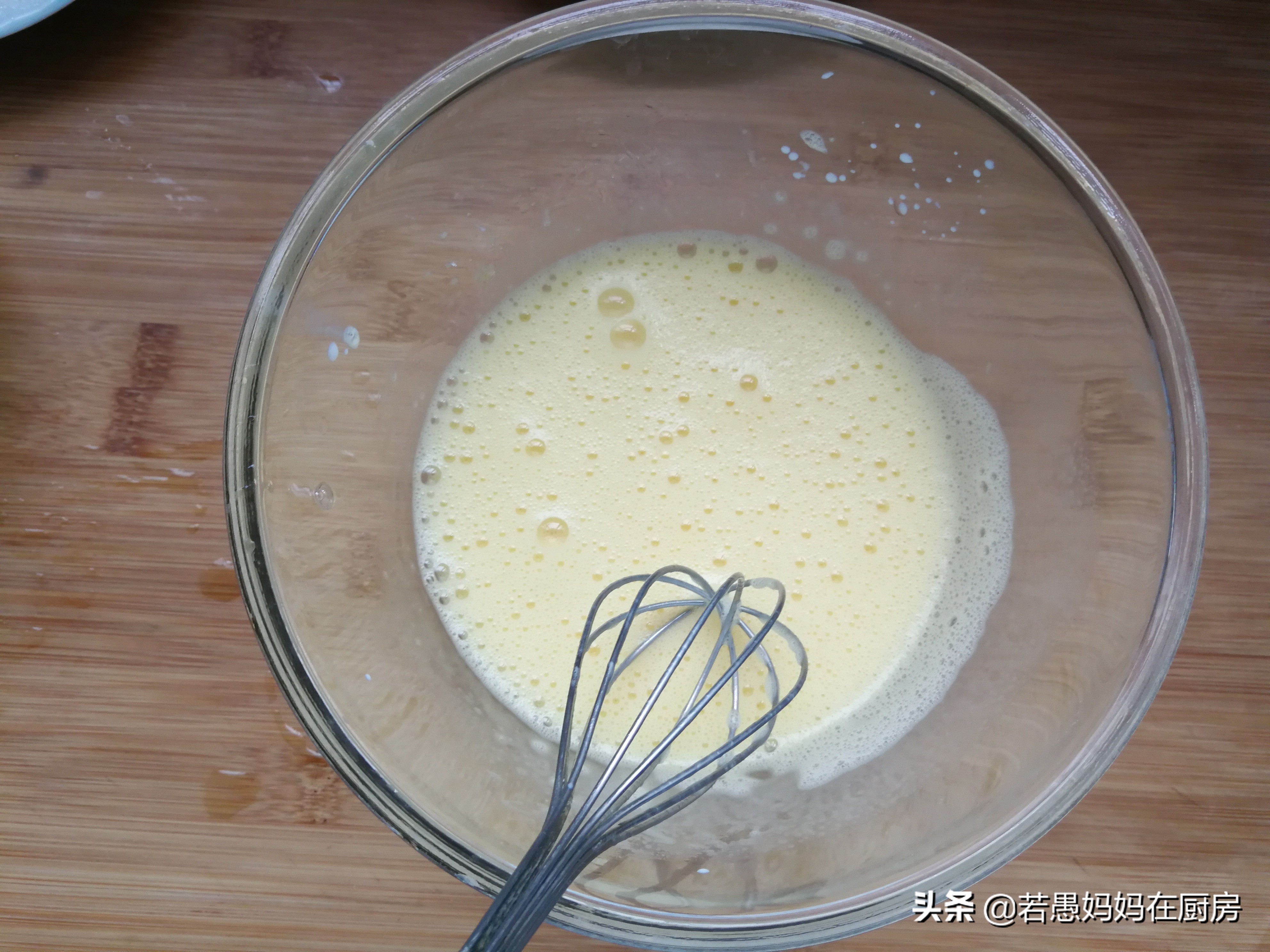 想吃蛋糕不用去买在家做,小四卷蛋糕卷不开裂做法