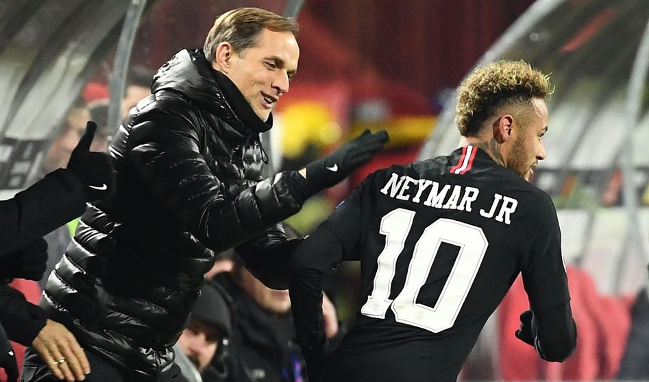 被内马尔踢一脚,内马尔被一群人踢