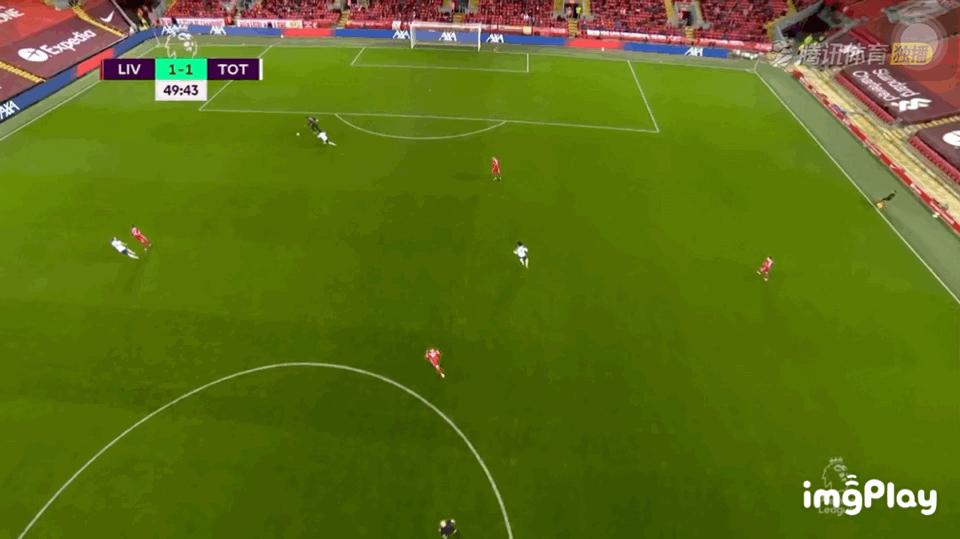 他是足球场的激情四射战术大师，又是足坛的表情帝