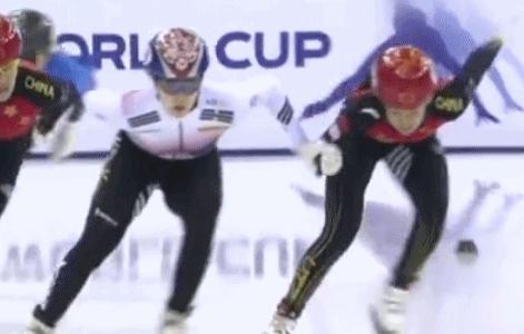 短道速滑1000米韩国两将摔出赛道,韩国短道速滑把队友推出赛道
