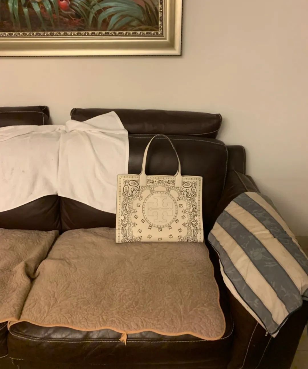 这才爆红一年就这么能“装”了？3w的包一背我都认不出来了…