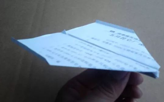 实际上可以飞超远的纸飞机,特别简单但是可以飞很远的纸飞机