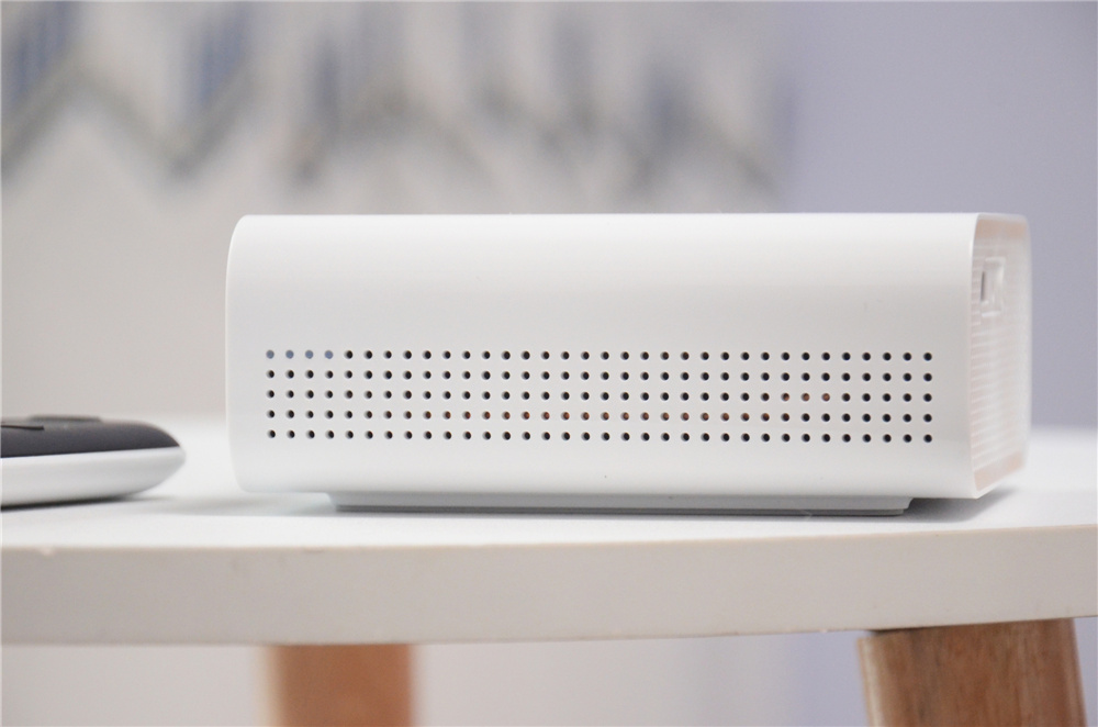 将电影院放进口袋里？天猫精灵“小白盒”便携智能投影仪评测