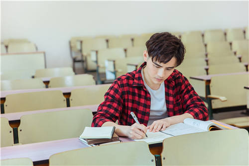 应届生选择秋招还是考研,考研和秋招可以同时准备吗