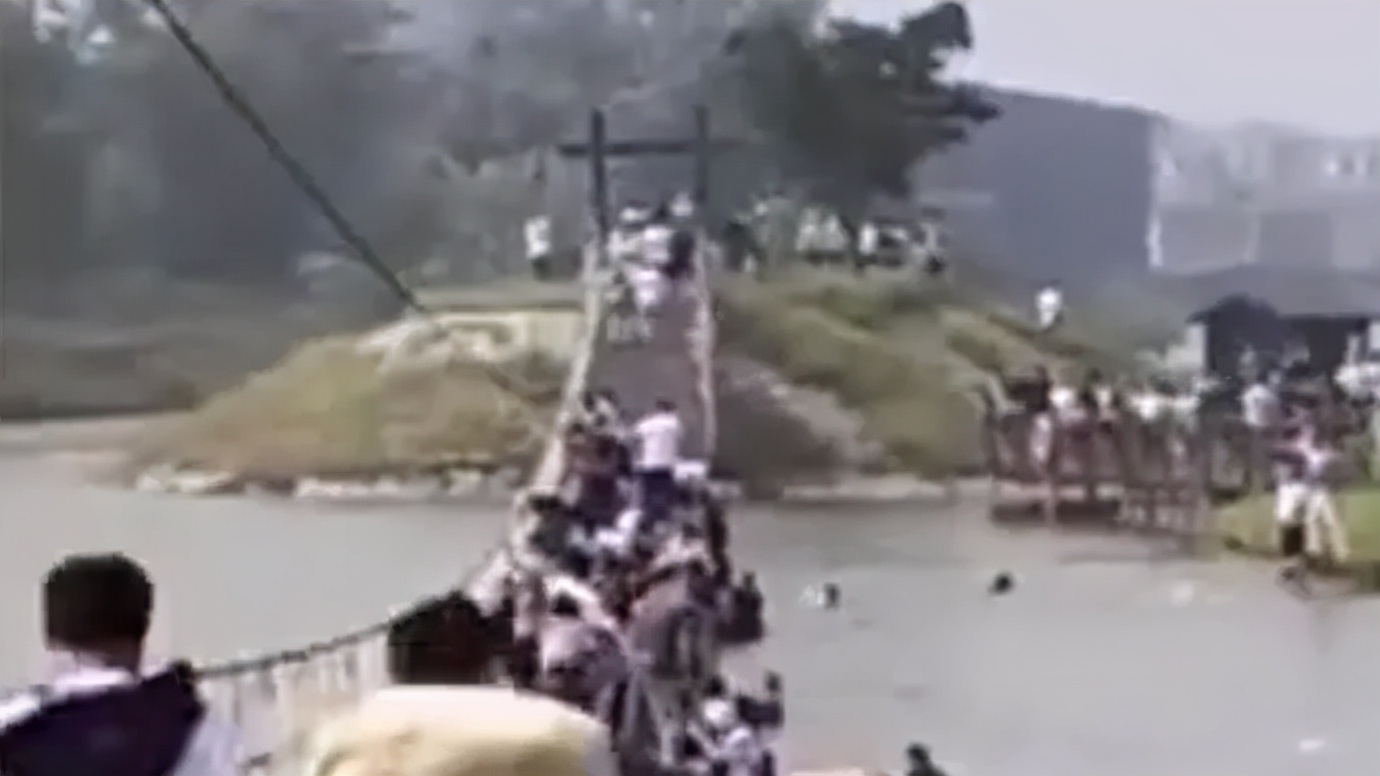 法治热点早知道,法治在线轿车高速上意外起火