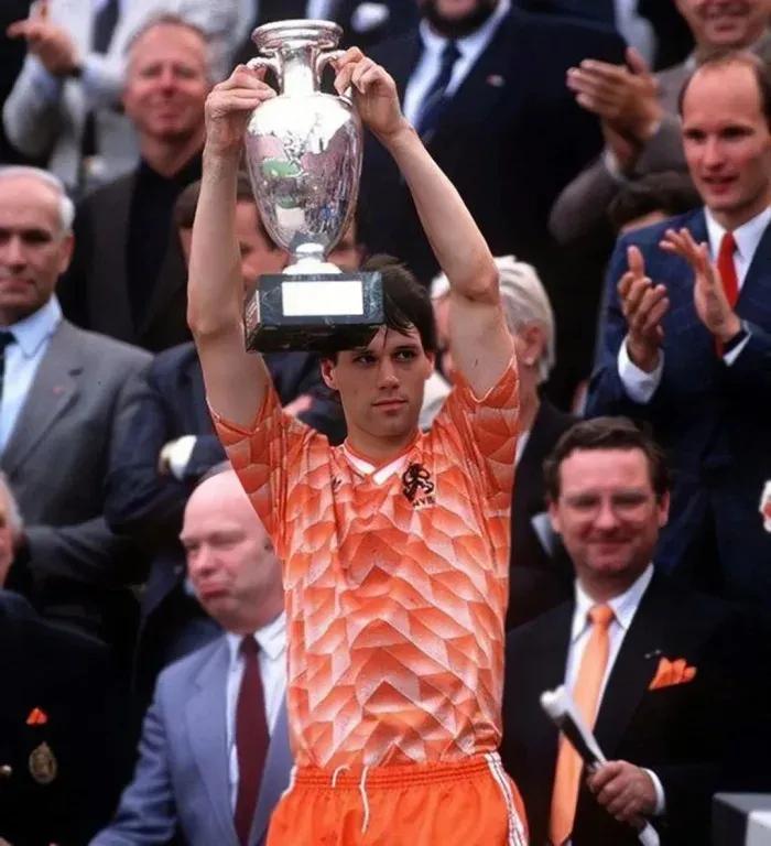 金球那些事儿：1988，1989年，范巴斯滕——天鹅王子的绚丽华尔兹