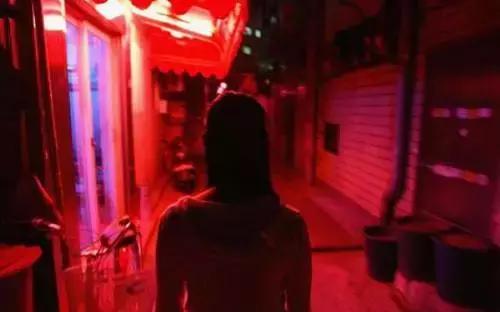 麻小搭配劣质酒精的夏夜又来了，喝了这杯忘情水，做个渣渣不后悔