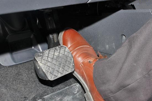 刹车突然失灵怎么操作解决,刹车失灵一会又好了怎么办