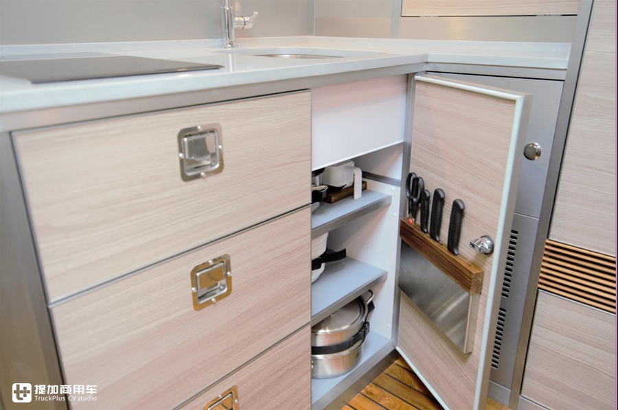 乌尼莫克和阿莫迪罗房车哪个大,阿莫迪罗乌尼莫克u5000房车