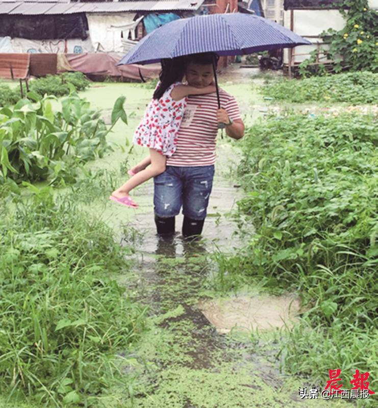 致敬暴雨中的逆行者图片,致敬暴雨中的逆行者原视频