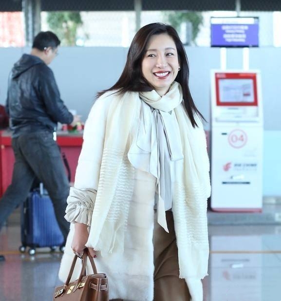 秦海璐胡先煦小辫子,41岁秦海璐现身机场
