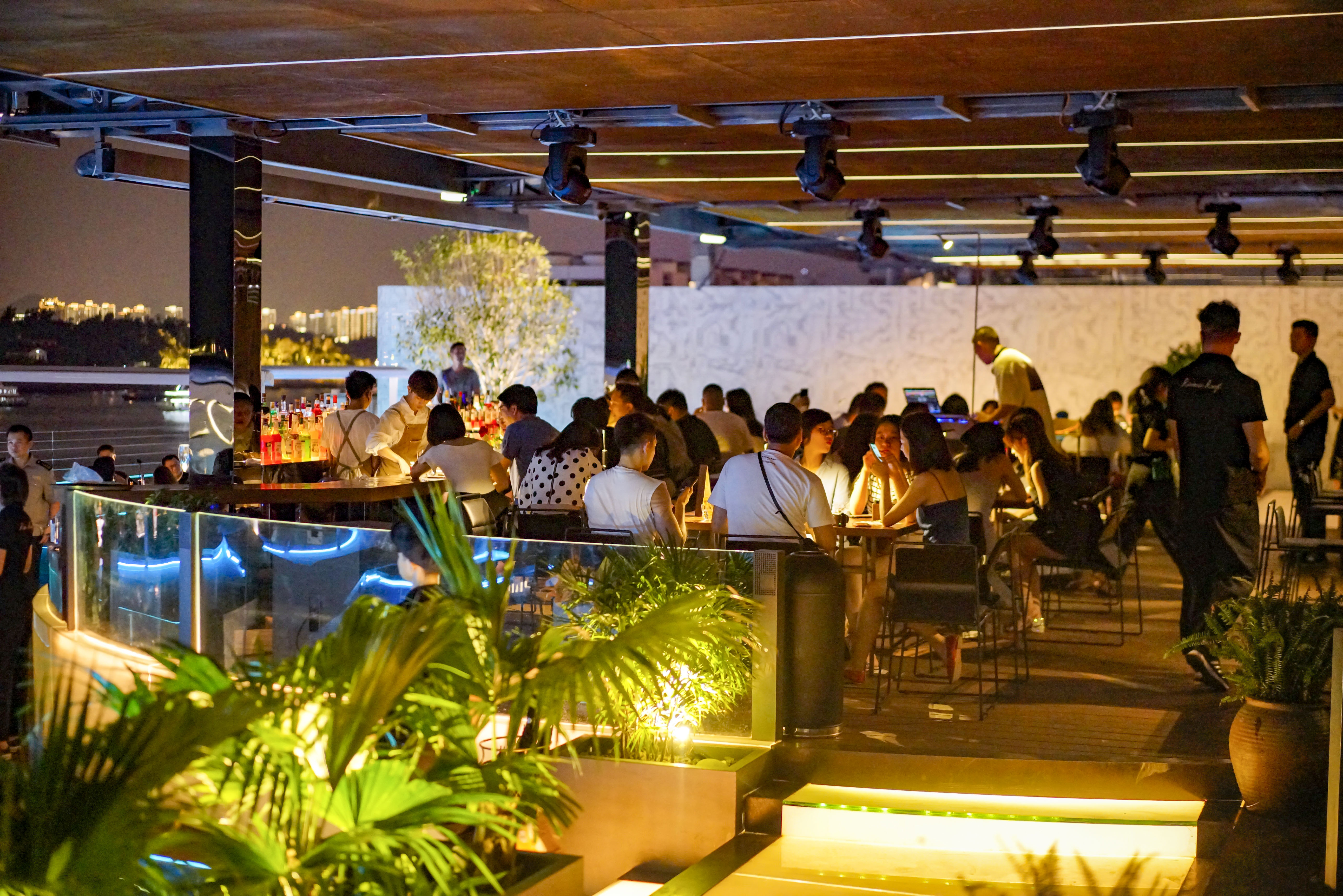 轮渡夜景从这里看更美，全新半空180度海景餐吧值得你来