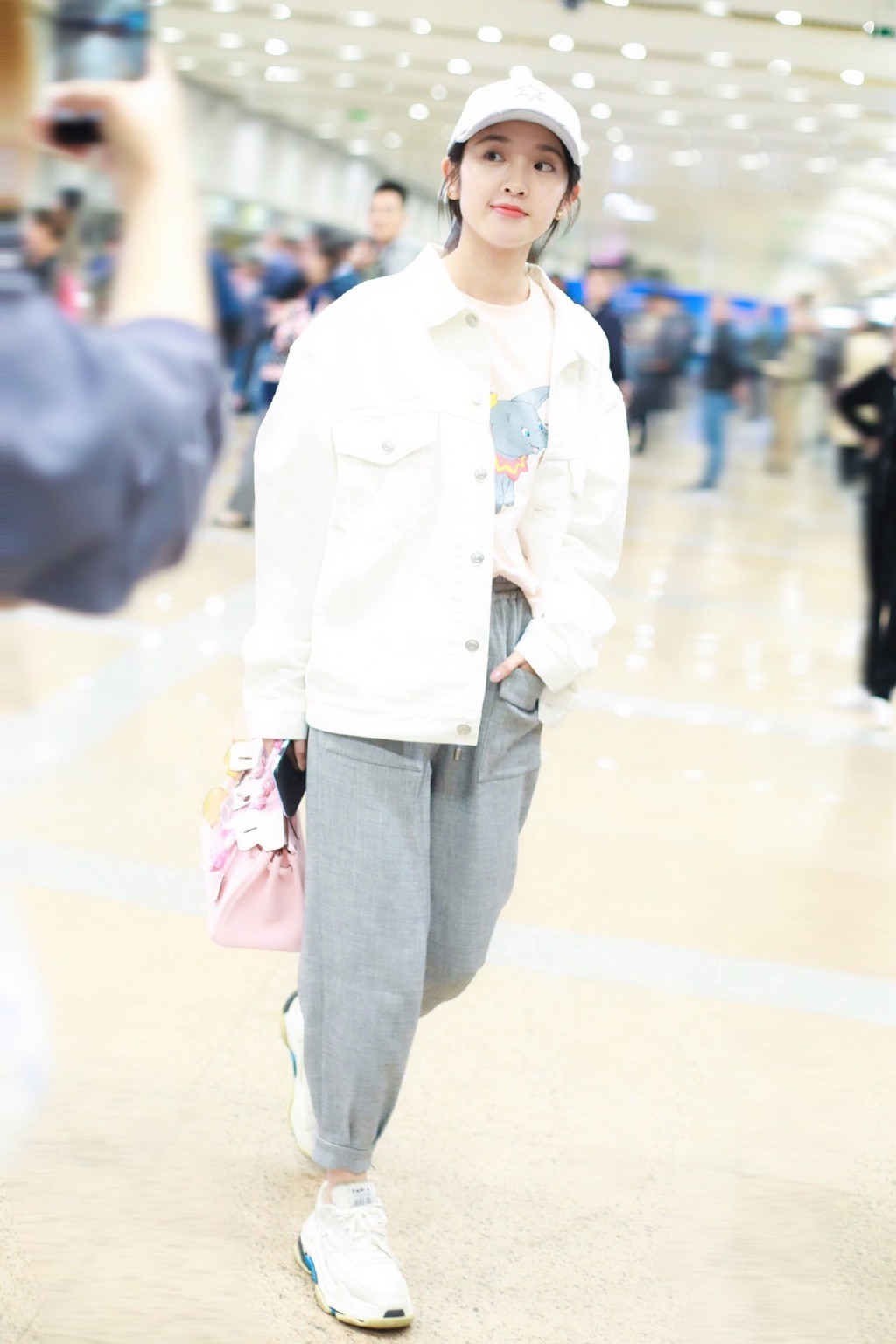 唐艺昕同款牛仔裤穿搭,唐艺昕复古呢绒外套搭配牛仔裤