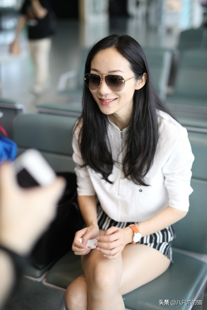 韩雪短裙子机场,韩雪机场穿短裤跷二郎腿