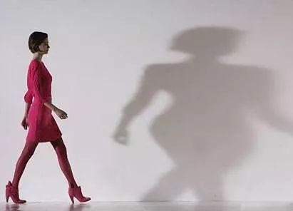 女的走路腿合不拢,为什么怀孕后腿合不拢了