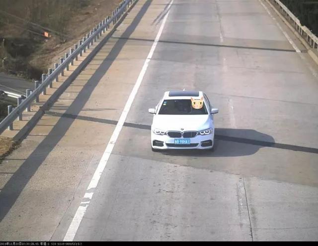 曝光！鲁B06B9V被罚款150元记2分！只因开车看手机