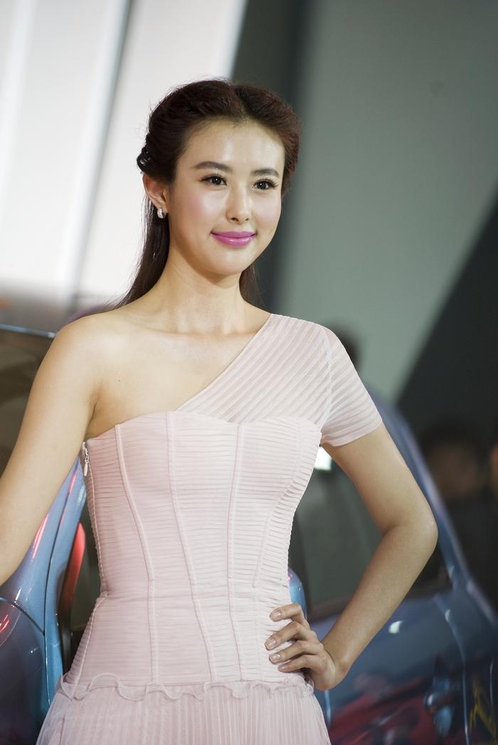 车模翟凌2018北京车展,中国第一车模翟凌复出