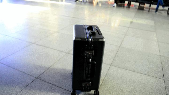 又要值乘了，放下背包拎起皮箱，地平线8号拉杆箱体验