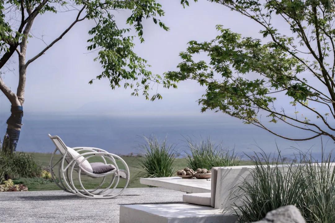 湖畔边的静寂之美——龙湖·抚仙湖星空小镇山顶度假美学馆