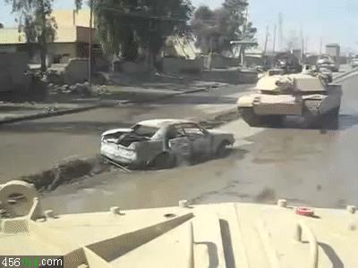 多少口径榴弹炮可以炸足球场,120迫击炮爆炸能摧毁足球场吗