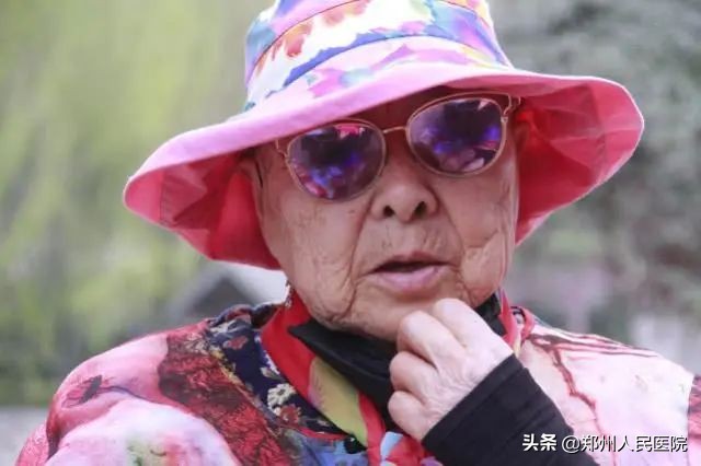 精神矍铄的网红“娃娃奶奶”发生了什么?竟然住进了ICU……