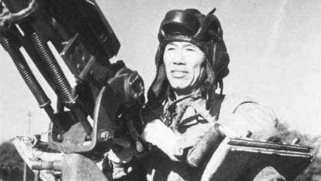 邓华缴获五箱“白金龙烟”，只给主席一支，主席笑他：财不露白啊