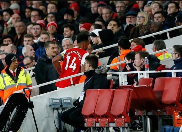 足球场上尴尬糗事,足球场上憋笑