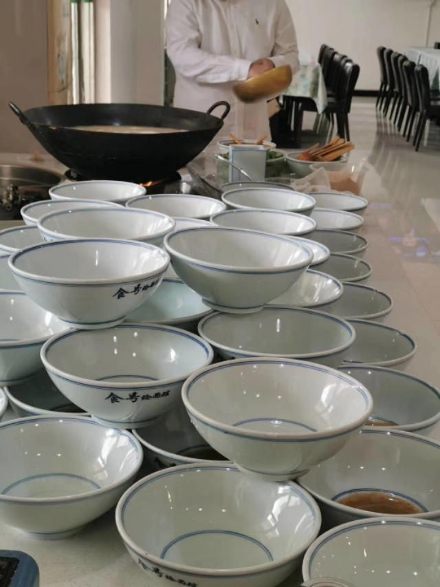 建业足球中外队员在郑州中牟基地，也能吃上一碗地道的羊肉烩面了