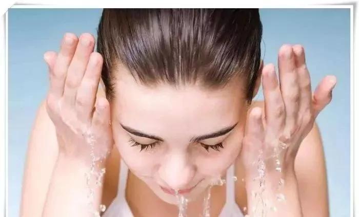 敷完面膜千万不要直接睡觉,敷完面膜啥都不用