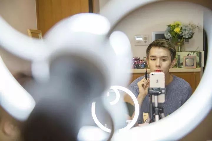 罗永浩直播卖货首秀赚多少,罗永浩直播卖货首秀坚果