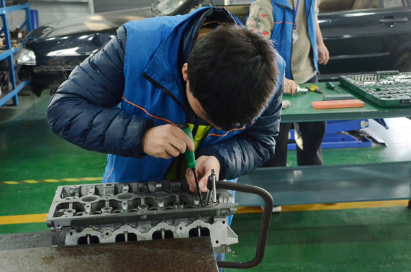 德国考官监考、毕业生供不应求，泰州这所学校的汽修专业“火”了