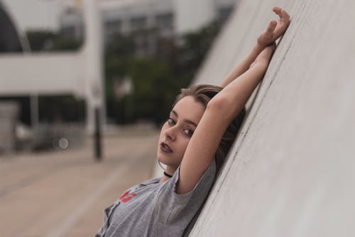 放不下一个人还要不要去纠缠,放不下一个人的时候更难接受别人